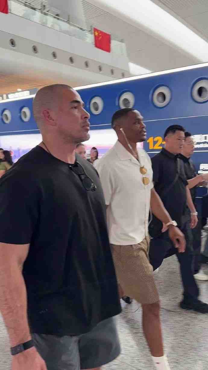 拉塞尔和麦基之后威少也来啦~媒体人：威少从杭州坐高铁前往上海